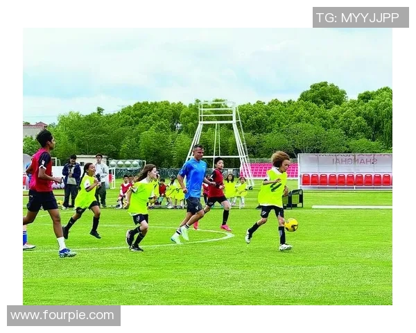 足球巨星变身教练 从绿茵场到课堂上 教你掌握职业足球的秘诀