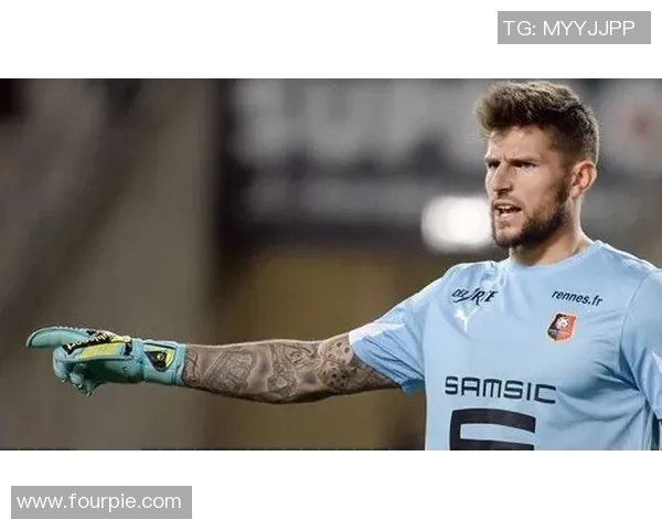 足球球星挂件熊，展现运动与可爱结合的时尚潮流饰品设计